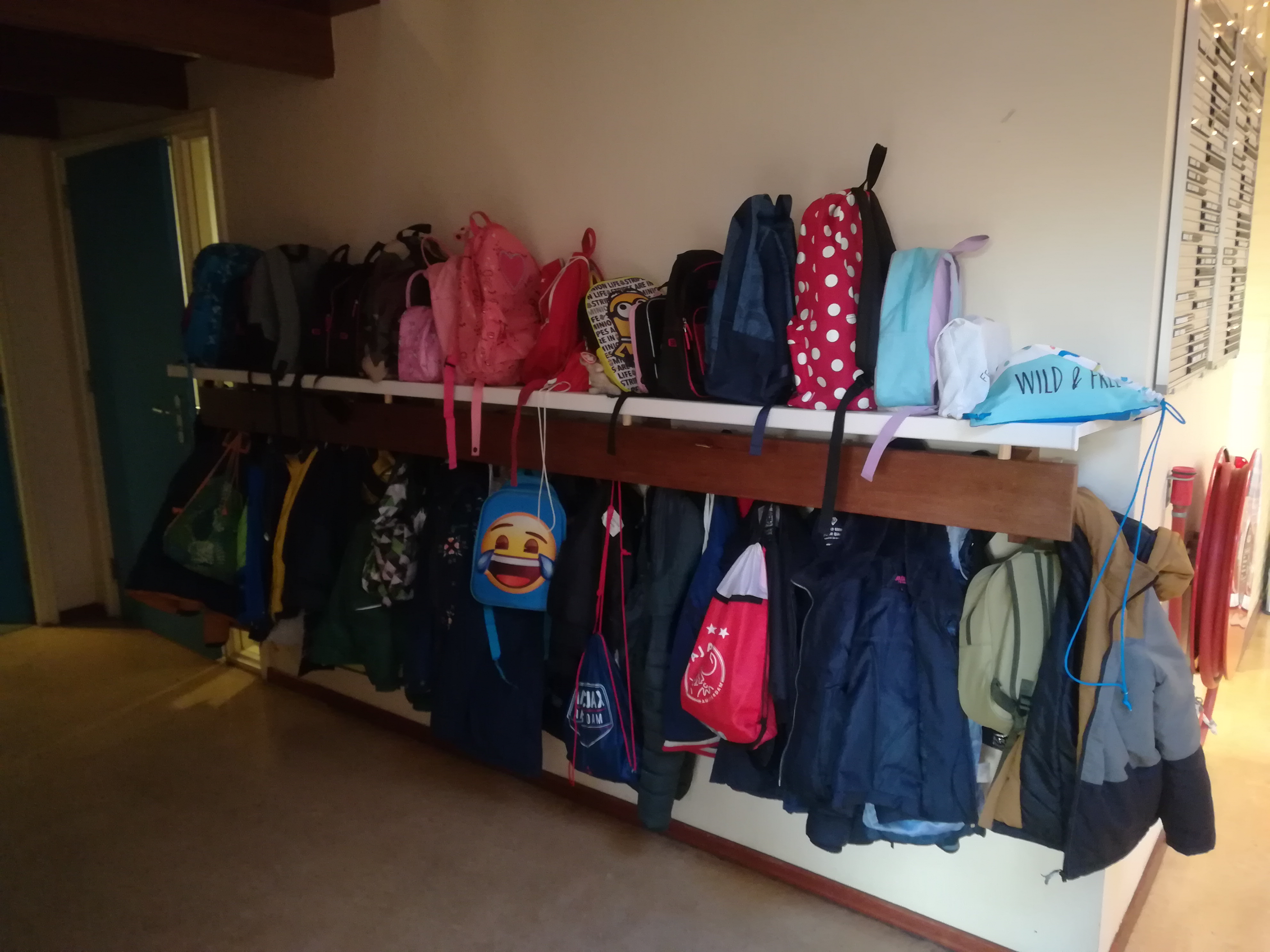 Handige planken voor de tassen! 