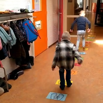 Oefenen met sprongen van 2 door het te roepen en lichamelijk te ervaren! 