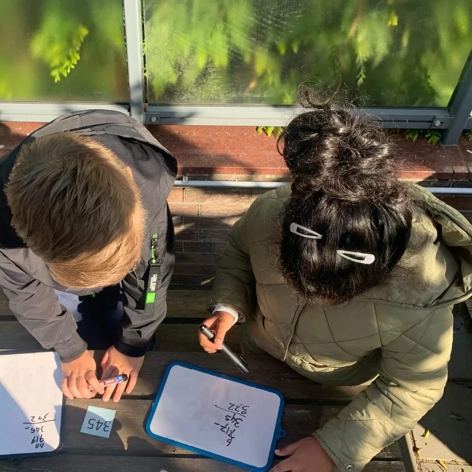 De groepen 5 oefenen cijferend rekenen met dit mooie weer buiten ☀️