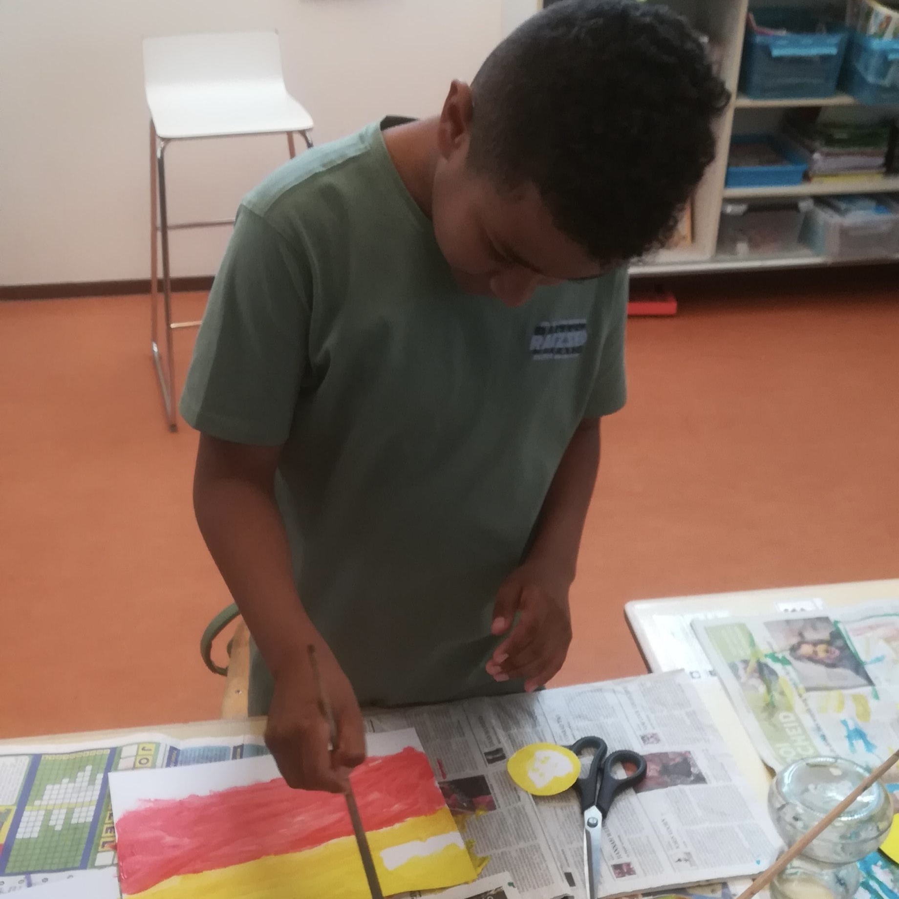 We maken een schilderij van een ondergaande zon en plakken daar silhouetten van dieren bij. Het wordt prachtig!