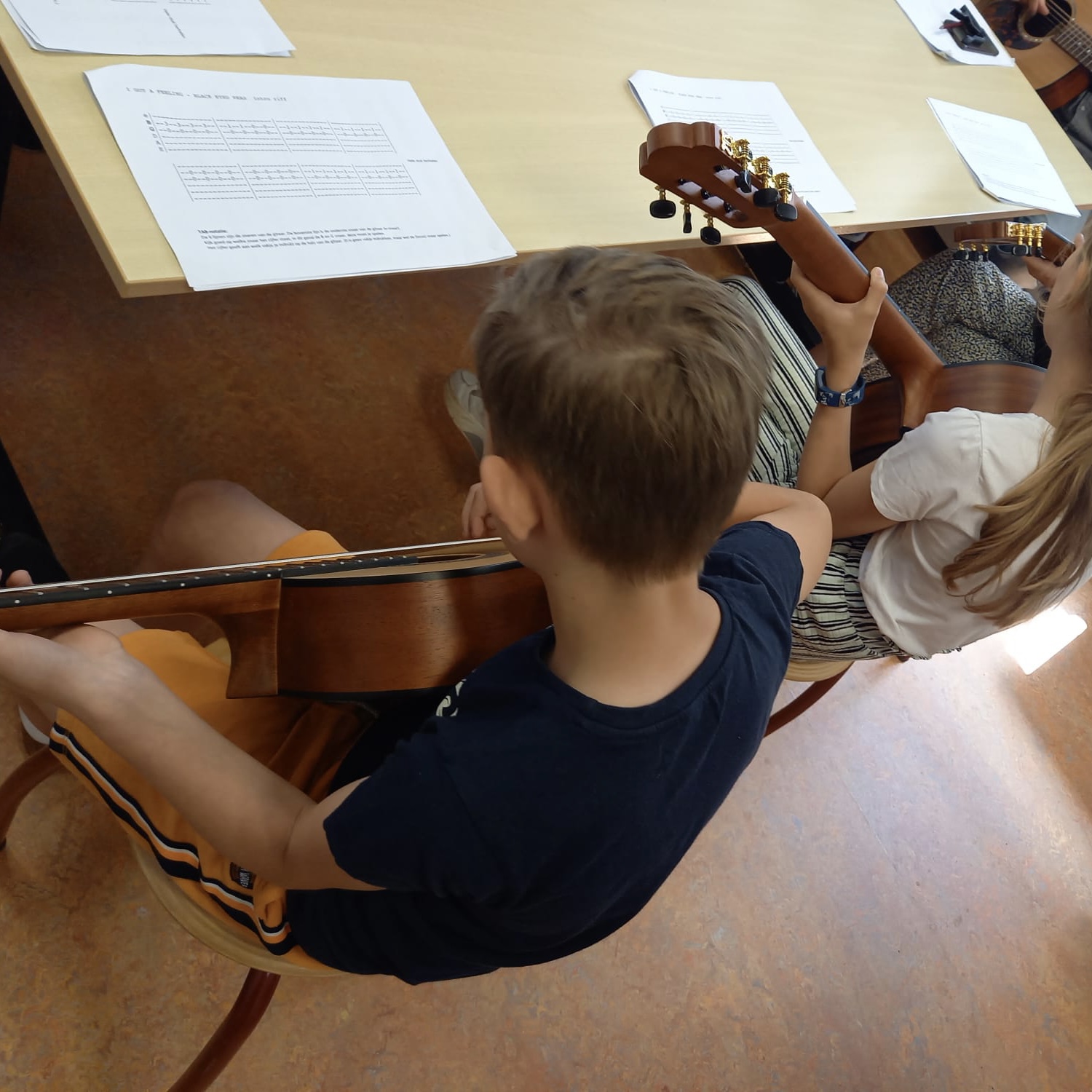 De groepen 7 genieten van de instrumentale muzieklessen!