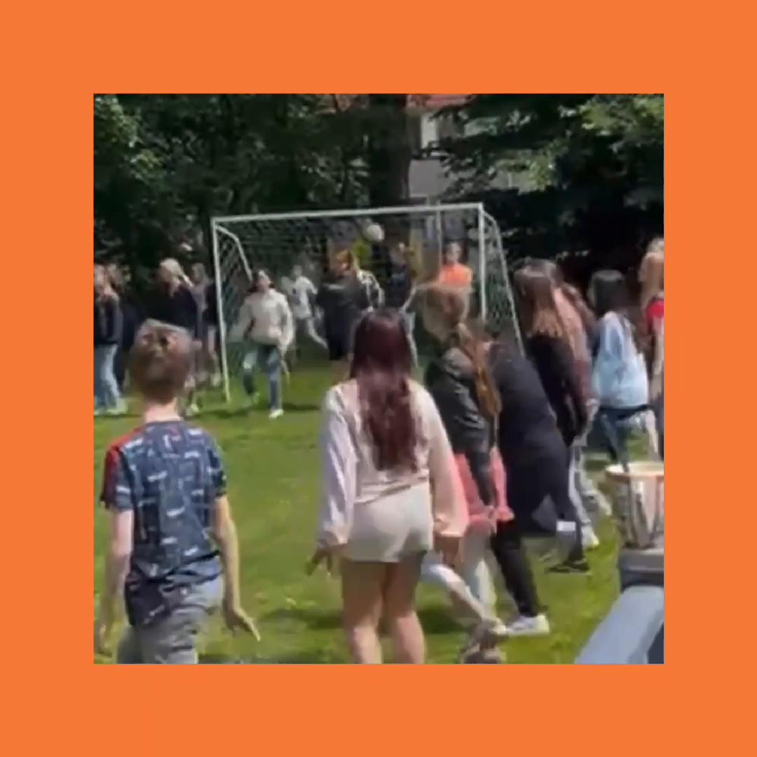 De kinderen van groep 8 zijn sinds de meivakantie helemaal in de musical gedoken. Onder leiding van een echt dansjuf zijn ze de pasjes van de liedjes aan het inoefenen en ook de scènes worden flink geoefend. 