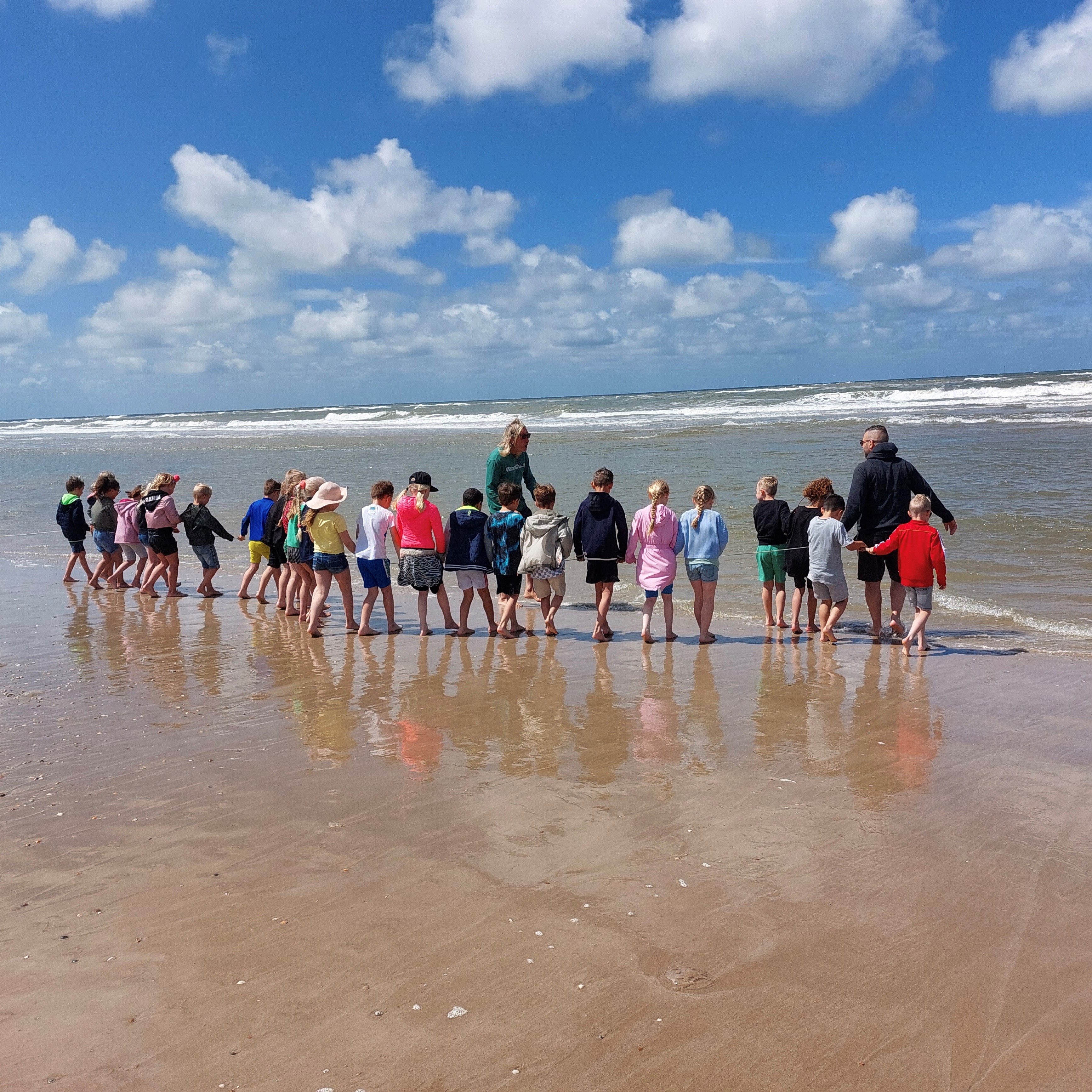 De kinderen van groep 3 gingen korvissen in Egmond aan zee. Ze werden meegenomen in de onderwaterwereld van de Noordzee. Ze mochten zelf met een groot net gaan vissen. Tot slot werd de vangst samen bekeken.