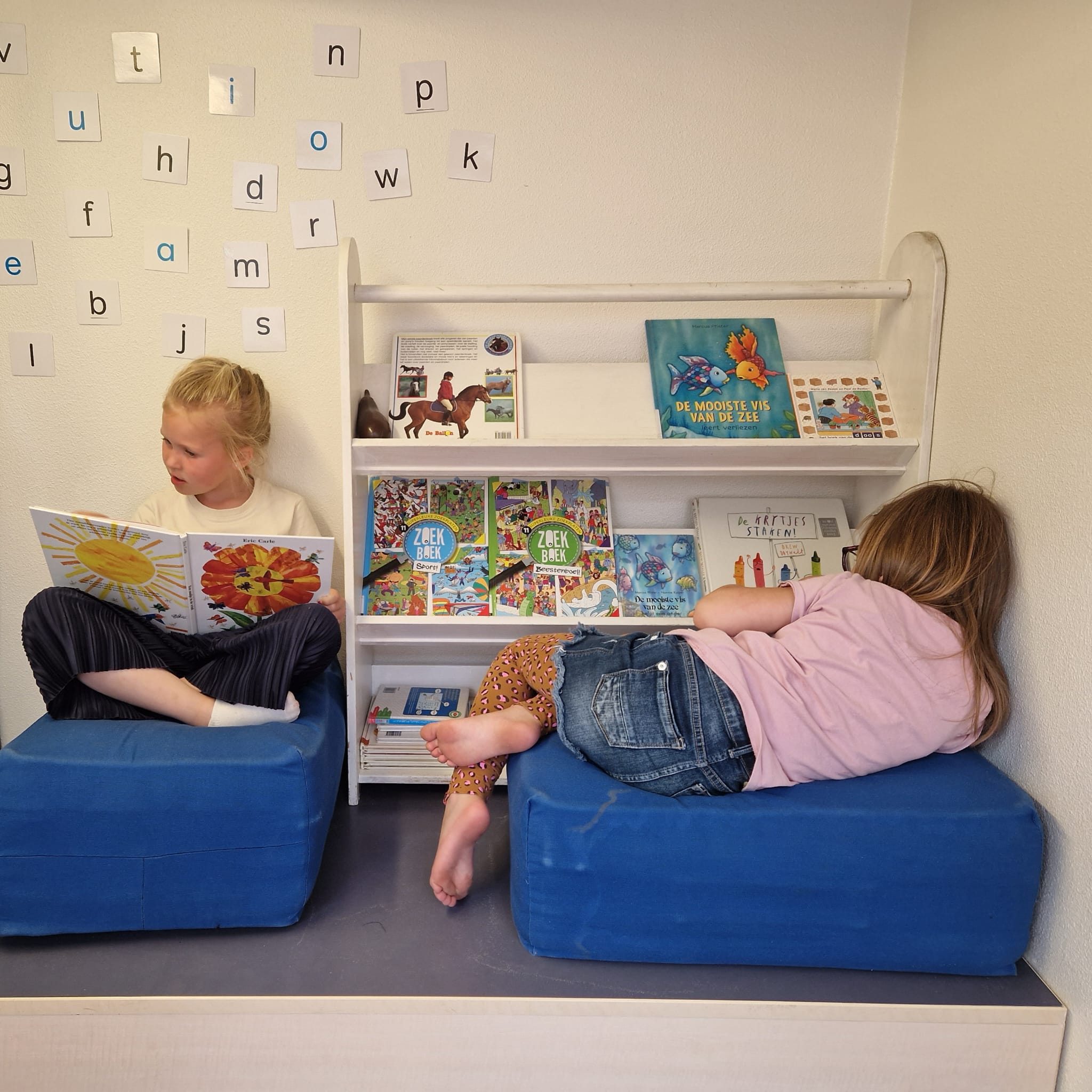 Expert lezen bij de kleuters 📚 ✏️  Door het zelfstandig lezen in themaboeken ontstaan er vragen bij kleuters. De antwoorden op deze vragen ontdekken ze door te lezen, filmpjes bekijken of hierover te praten.