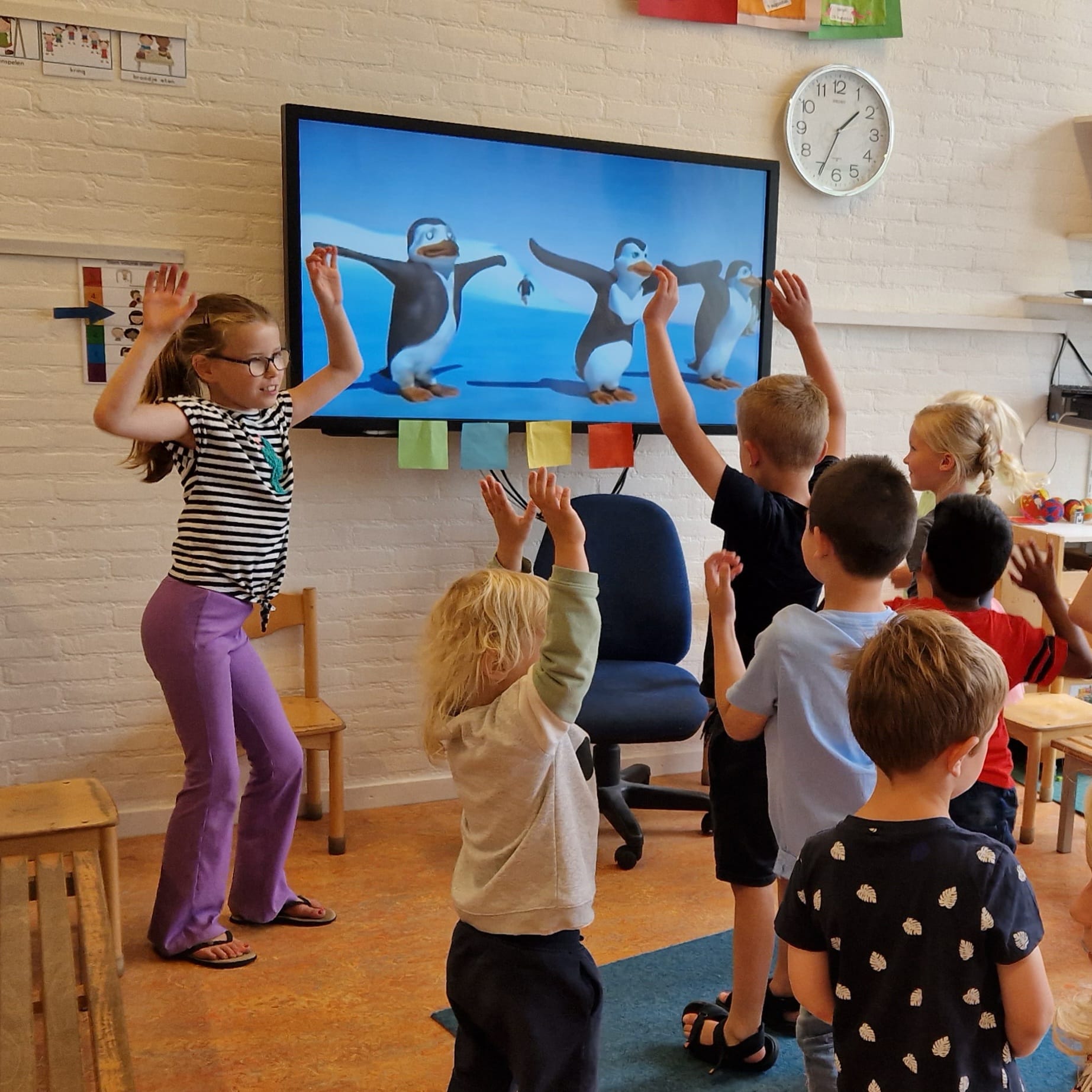 Groep 5 heeft de afgelopen vier dagen een animatieprogramma in elkaar gezet en uitgevoerd voor de kleuterklassen! ⛺