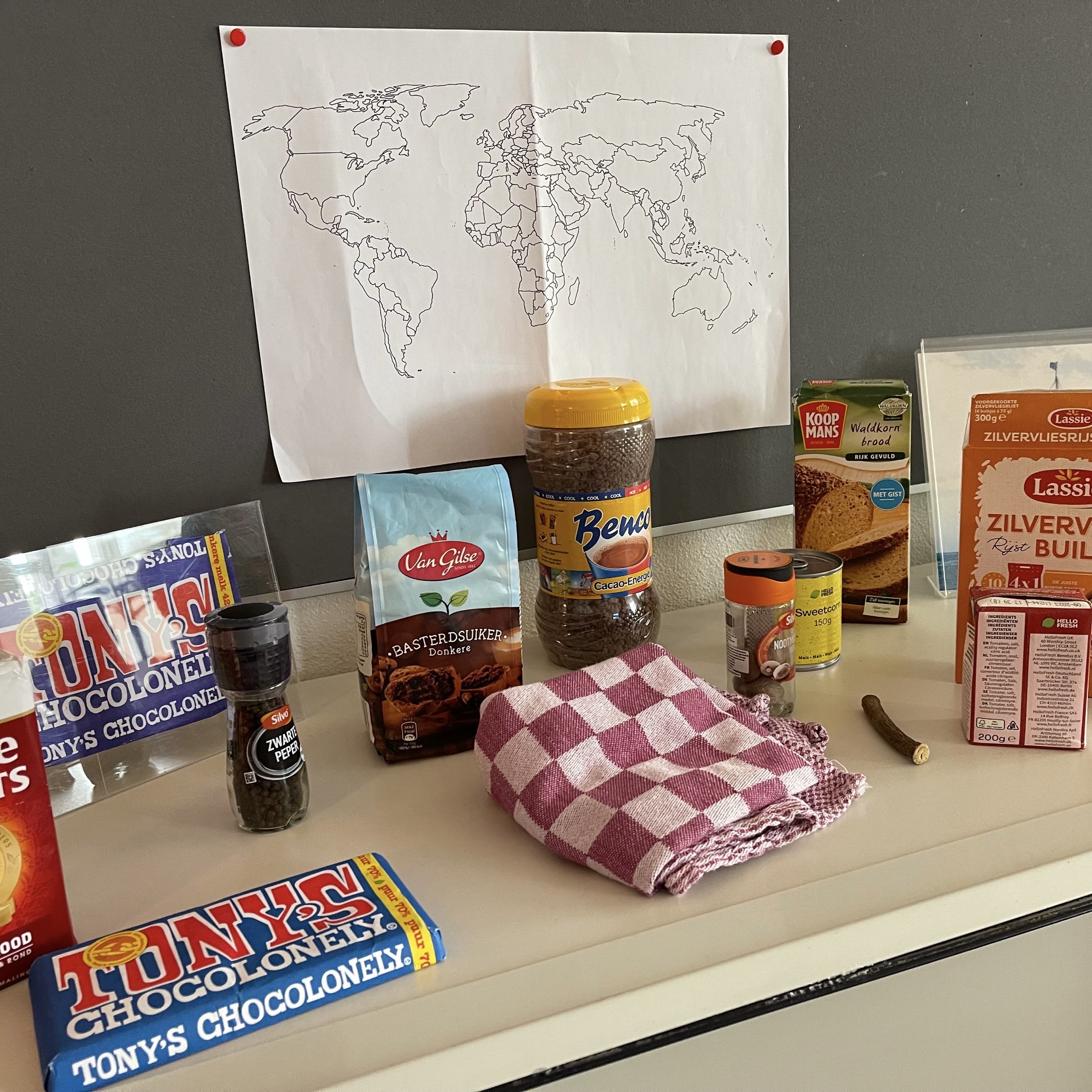 Ons thema in groep 7 is handel. De kinderen onderzoeken waar de ingrediënten van onze boodschappen vandaan komen. 