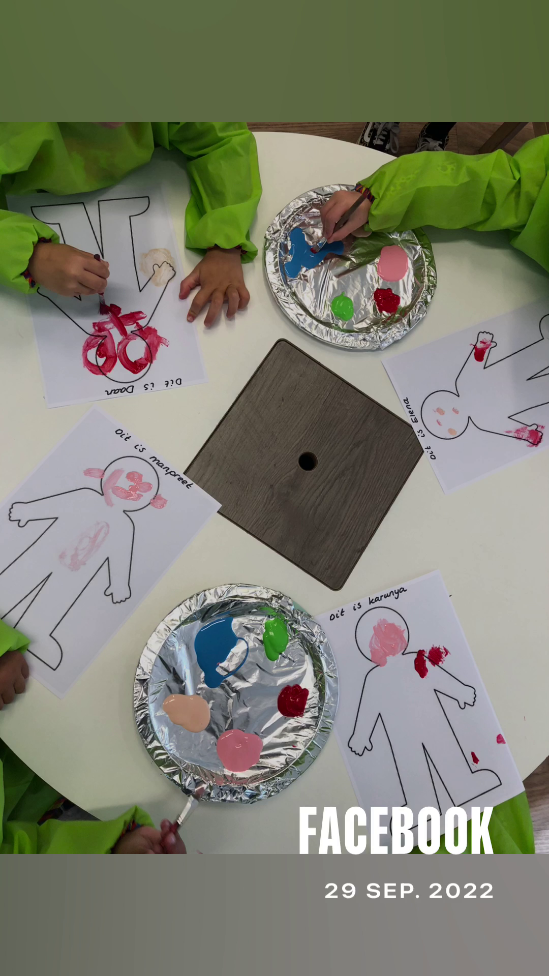 De peuters zijn bezig met het thema “dit ben ik” en ze mochten vandaag zichzelf verven. De kunstwerken zijn prachtig geworden.