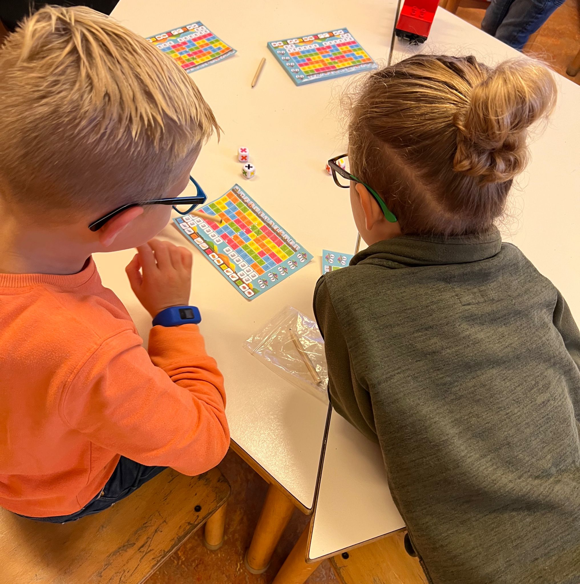 De laatste schooldag voor een vakantie is het bij de kleuters altijd speelgoeddag. Samen spelen is natuurlijk het allerleukst! 