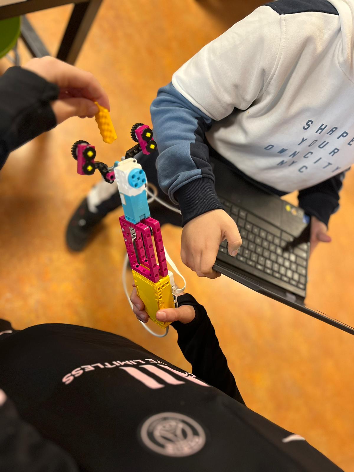 De groepen 7 zijn zeer enthousiast met Lego Spike aan het werk! Ze leren hierbij programmeren en probleemoplossend te denken. 