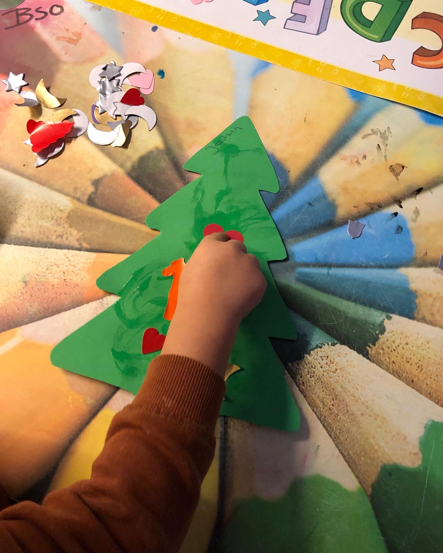 De peuters zitten al goed in de kerststemming en zijn druk bezig geweest met het maken van mooie kerstbomen. 🎄