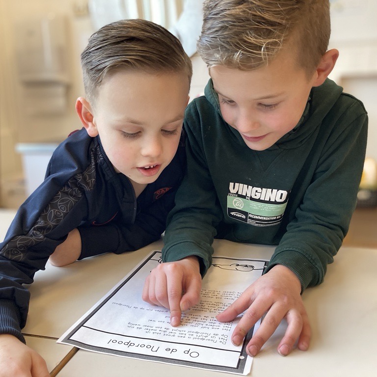 Lekker lezen in groep 3! Samen een tekst lezen of in duoboekjes, wat wordt er goed geoefend. Trots op ze! 📚