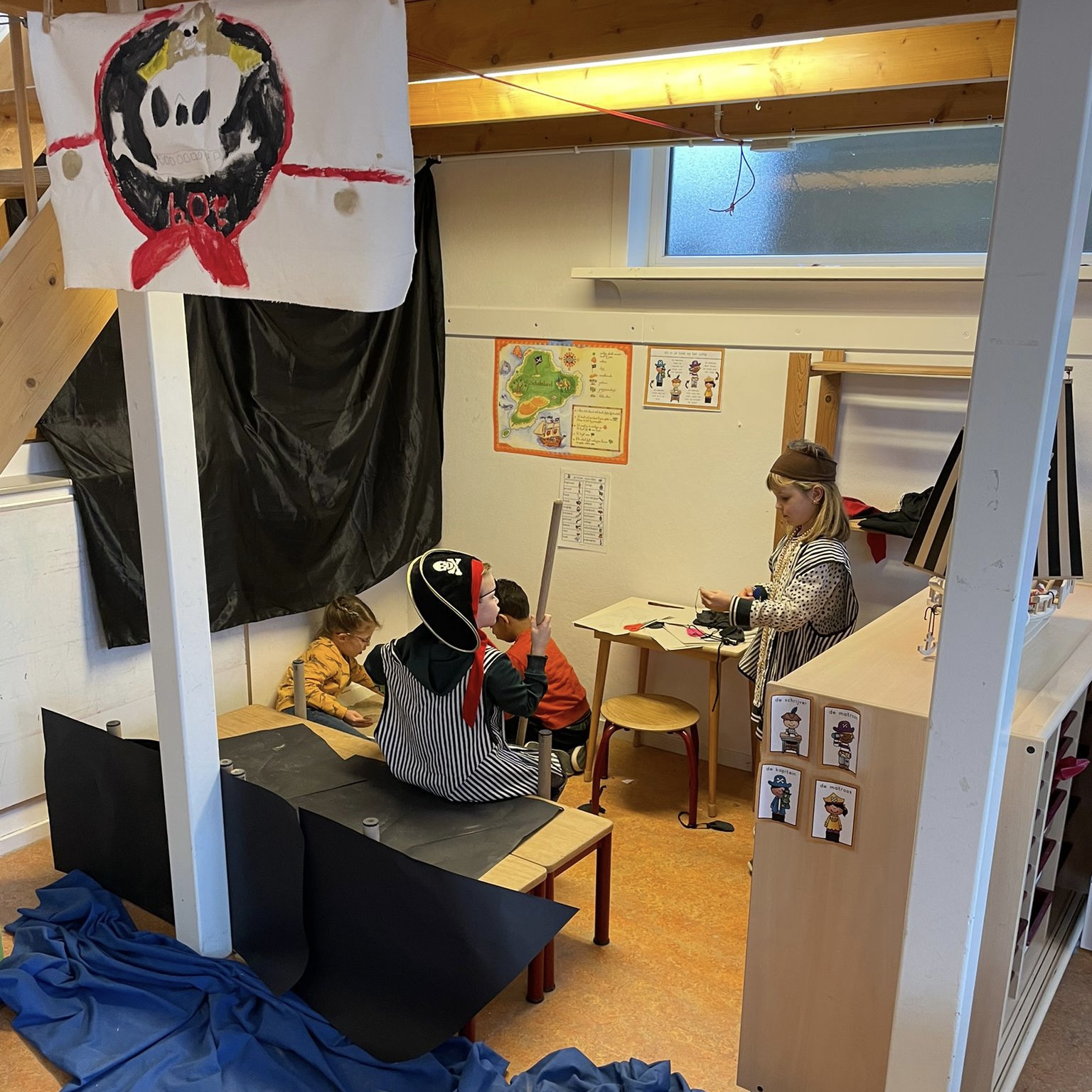 De groepen 3 zitten volop in het thema piraten! Ze spelen in de piratenhoek, bouwen een schip, zoeken schatten en spelen alsof ze echte piraten zijn. 🏴‍☠️