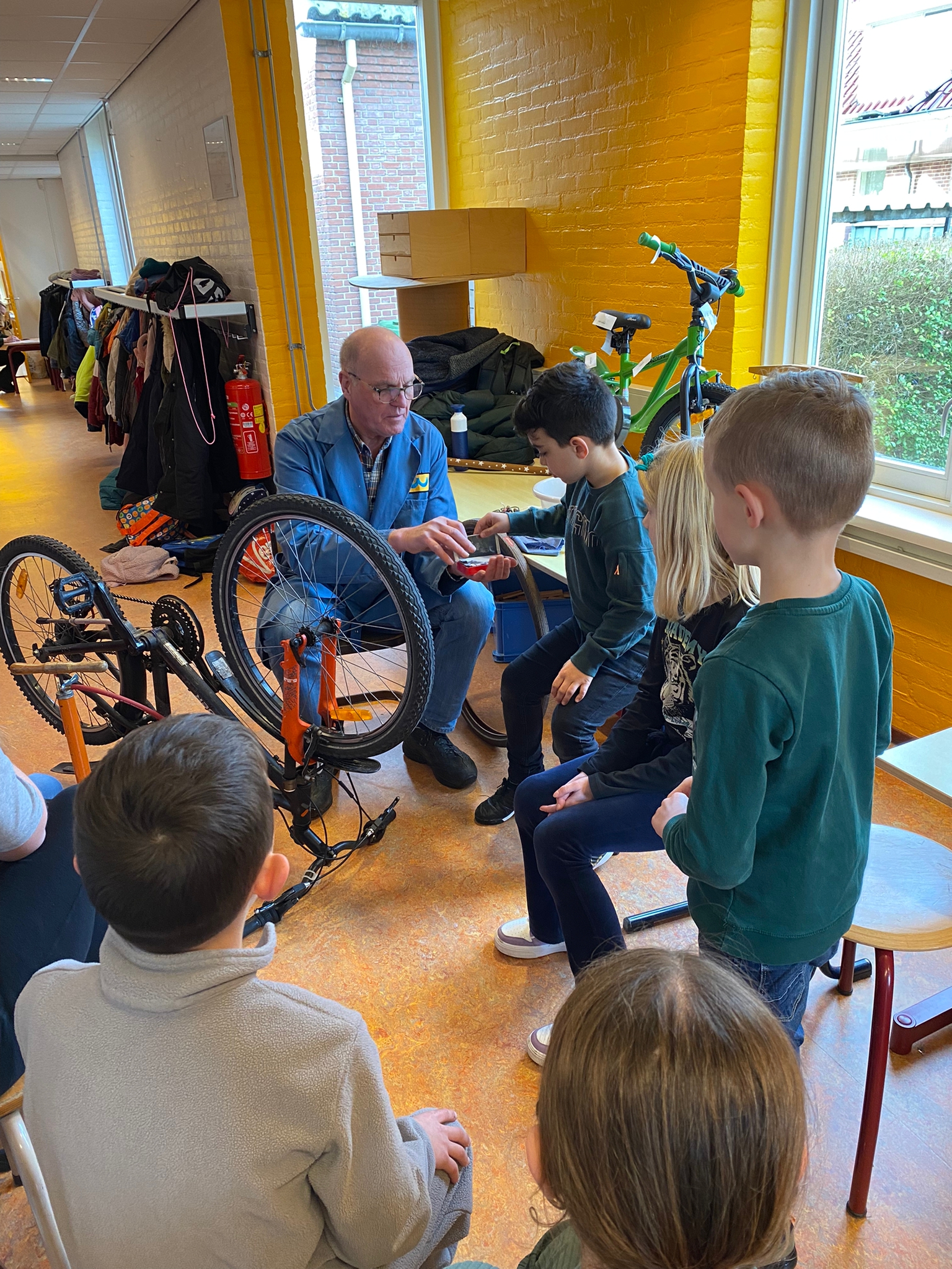 De groepen 4 hebben thema vervoer: twee opa’s leren de kinderen banden plakken en er kwam een echte politieman vertellen over zijn werk! 🚲👮🏻‍♂️
