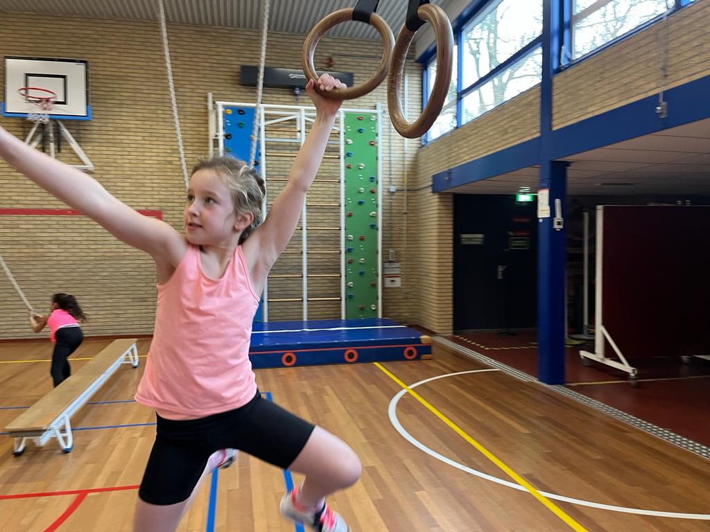 De groepen 5 zijn lekker sportief! Zowel in de gymzaal als tijdens de pauze! 💪🏻
