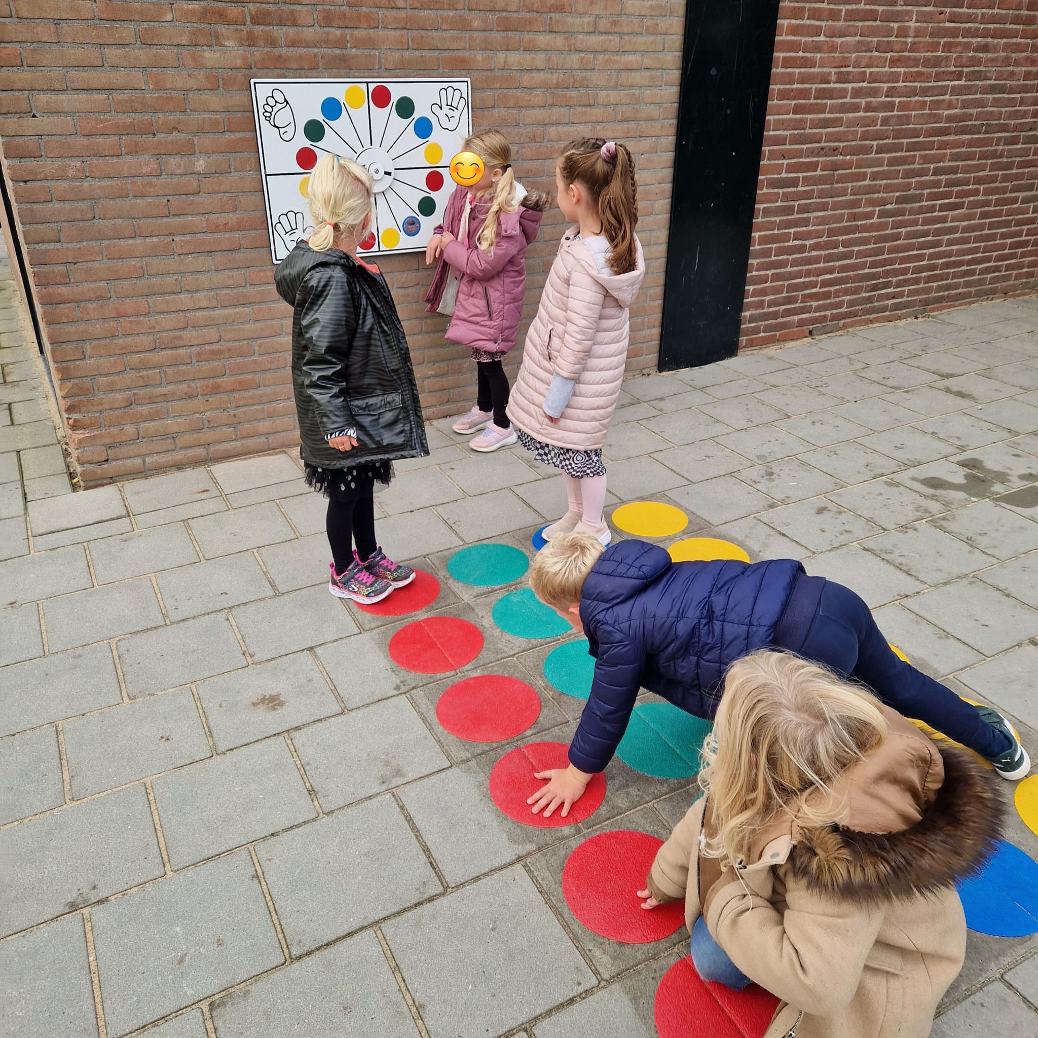 De kleuters spelen bijna elke dag 1,5uur buiten, want bewegen is gezond en goed voor de motorische ontwikkeling! 🌳