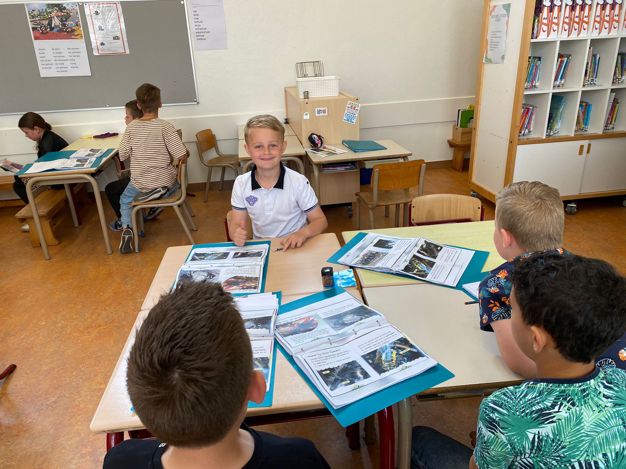 De kinderen van groep 4 zoeken samen informatie op over hun nieuwe thema: kriebelbeestjes!🐞🐜🪰🦗🕷️