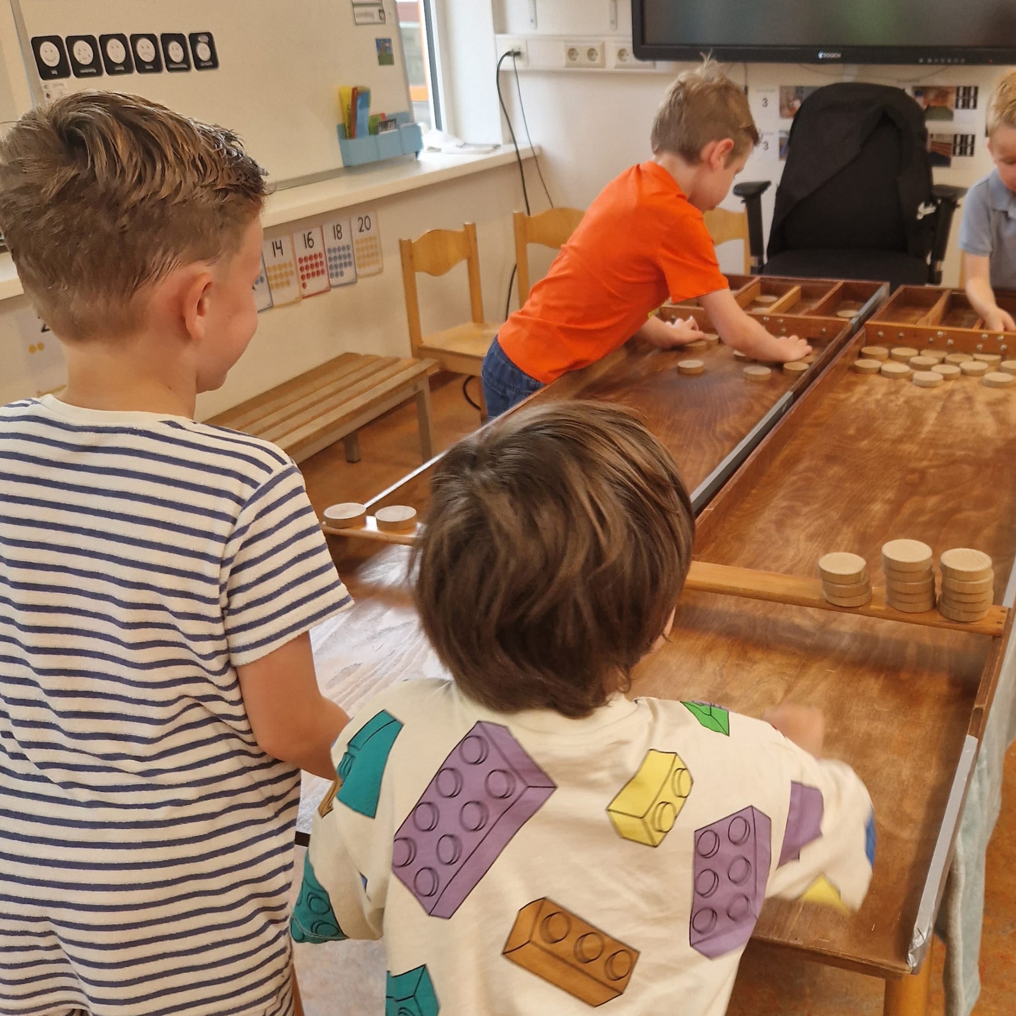 Dag 4 van de jubileumweek: de kinderen hebben oud-Hollandse spelletjes gedaan door de school. 🎈