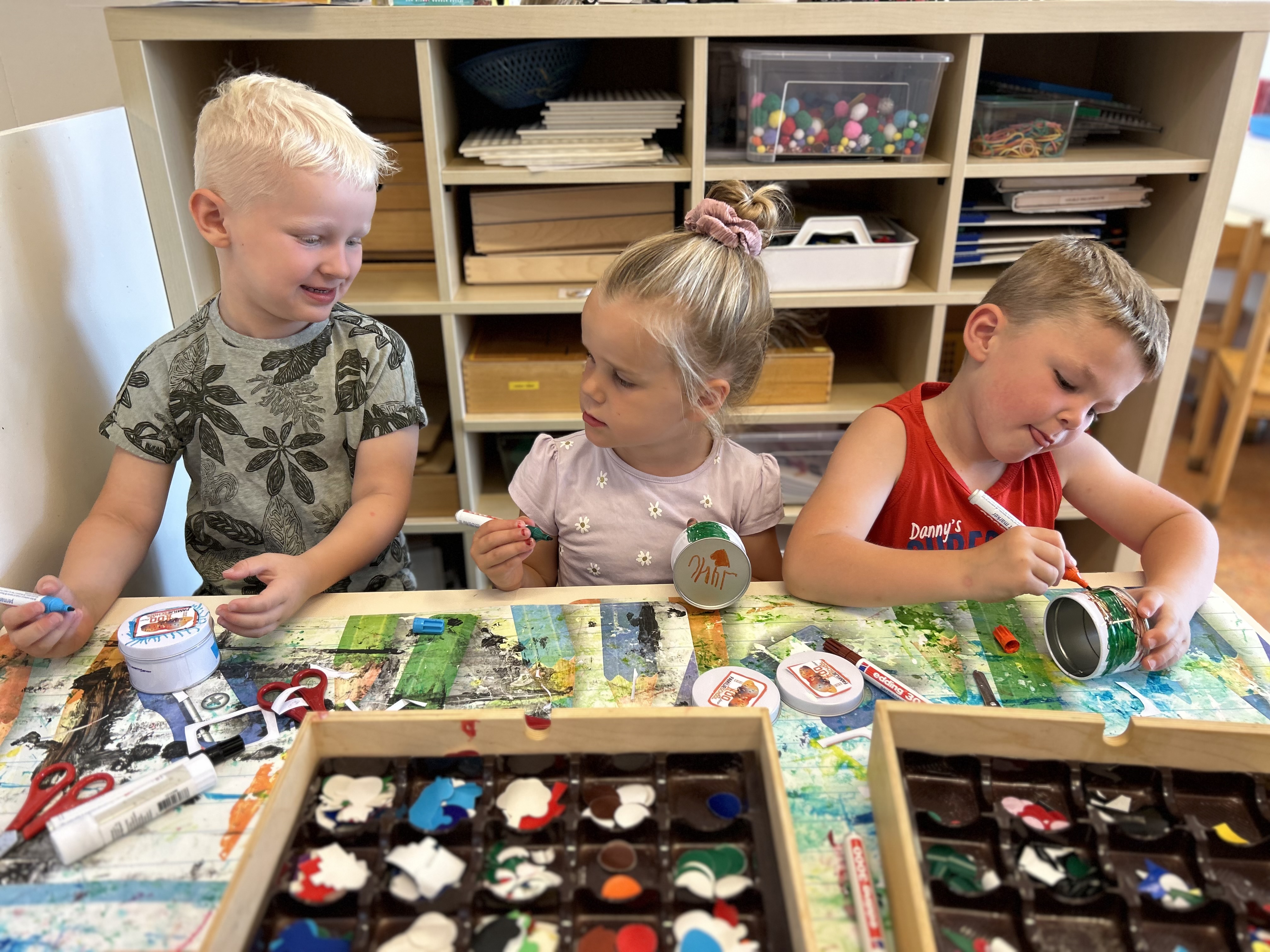 Dag 5 van de jubileumweek: alle groepen zijn creatief bezig geweest! Er zijn verschillende oud-Hollandse voorwerpen gemaakt🎨. Ter afsluiting van deze feestweek kregen de kinderen pannenkoeken en nog een lekker waterijsje.