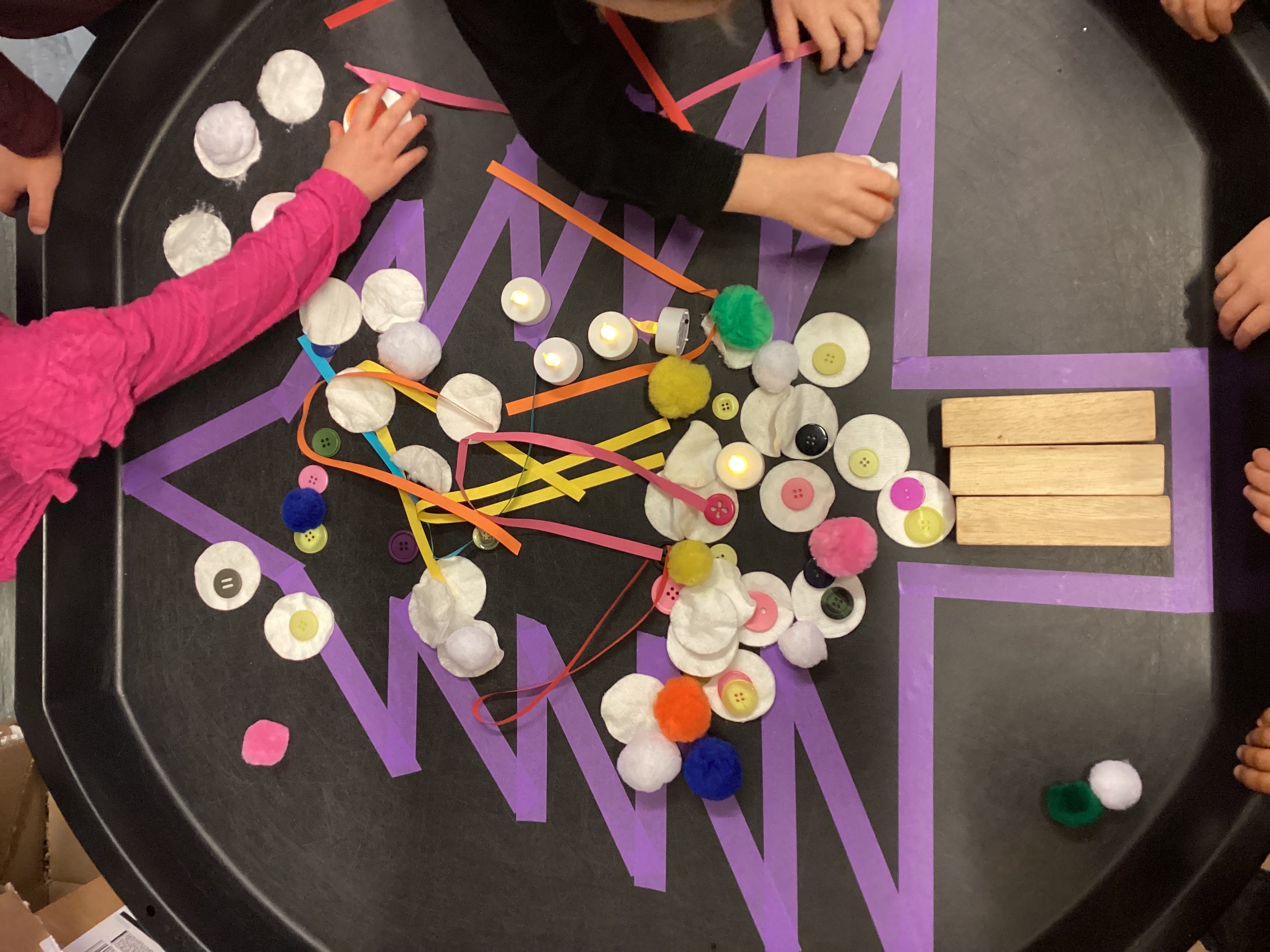 Kerstboom versieren bij de peuters 🎄🎅🏻