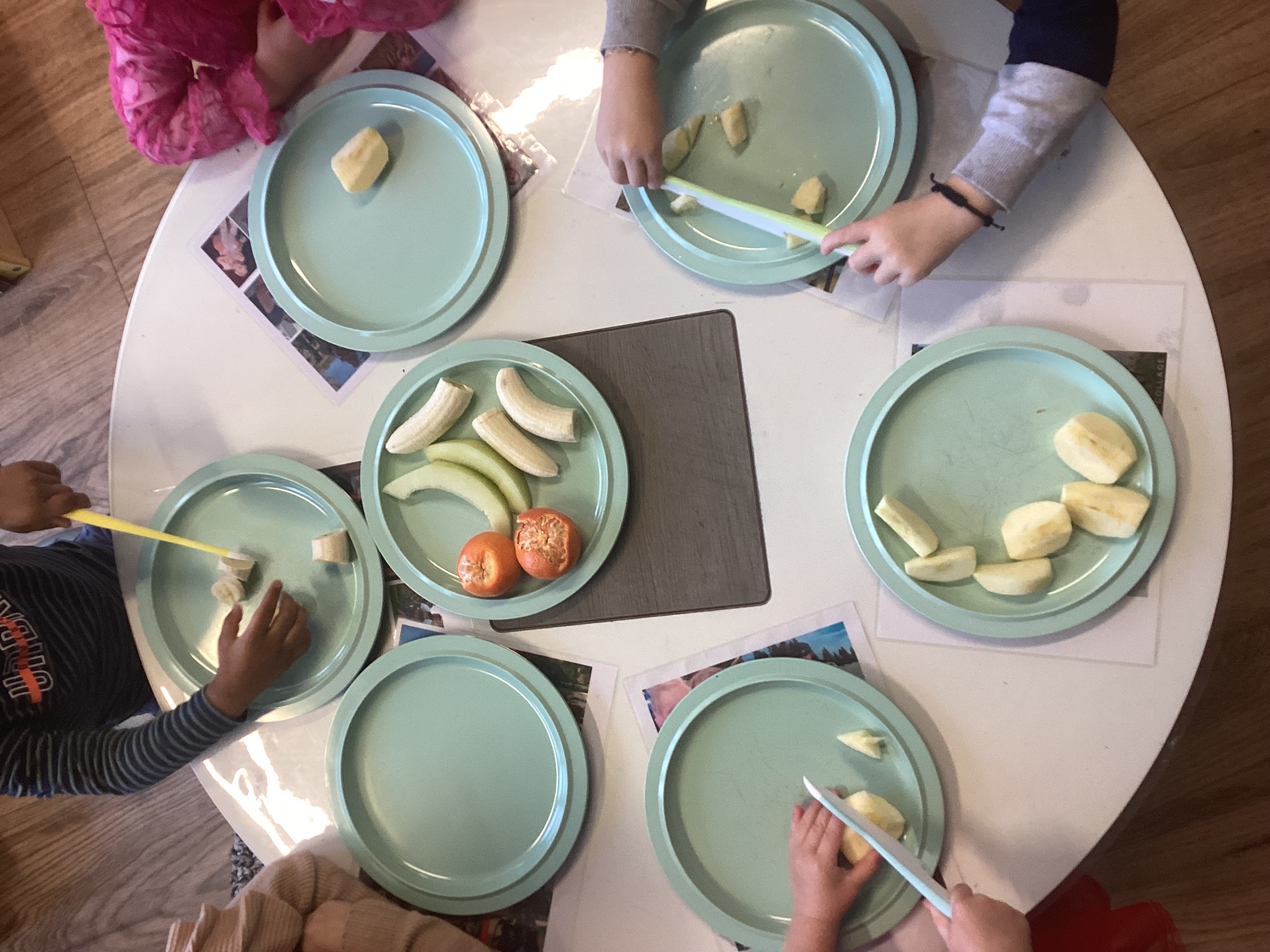 Thema boodschappen doen. De peuters snijden zelf hun fruit. 🍏🍌🍊