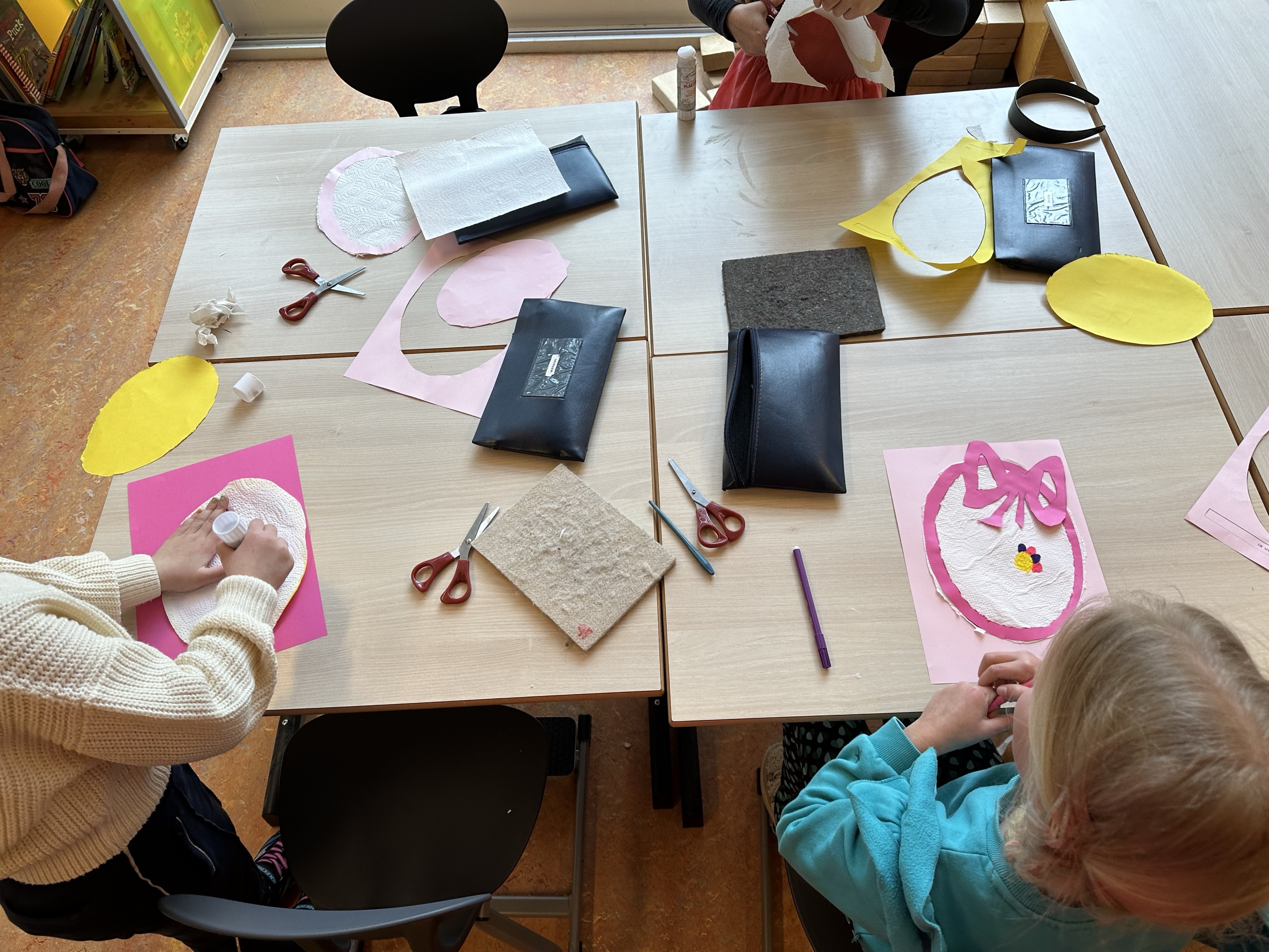 De groepen 3 werken samen aan een paascircuit. 🐣