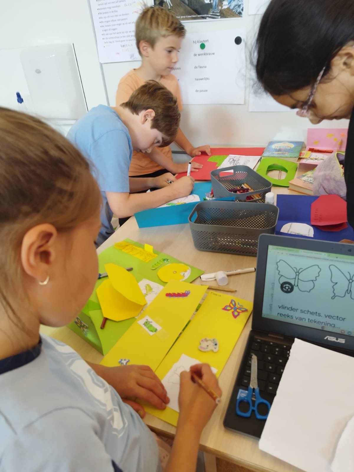 De groepen 4 leren en lezen over kriebelbeestje 🐛🐞🦋