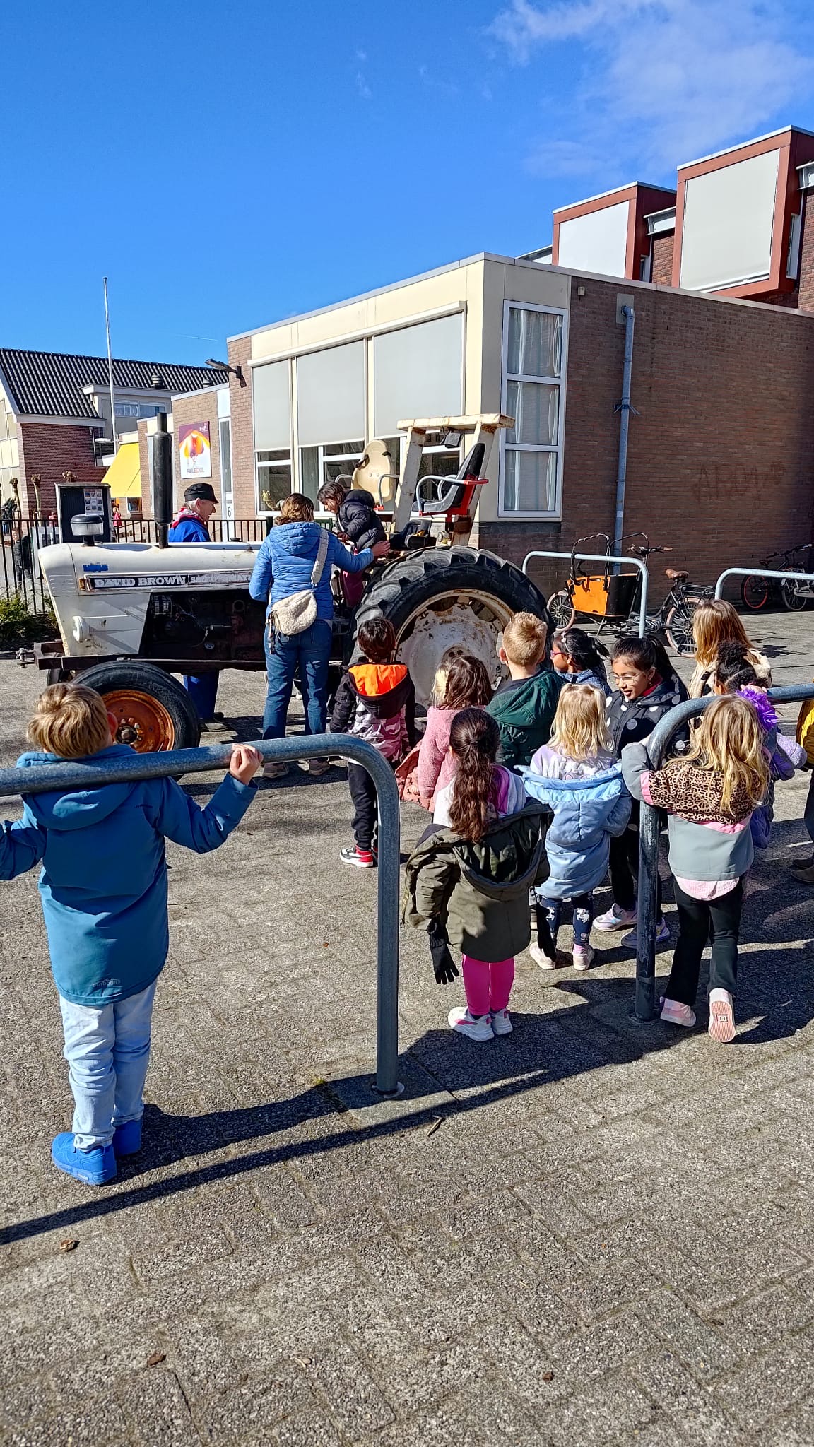 Tractor op bezoek bij de kleuters. 🚜👩‍🌾👨‍🌾