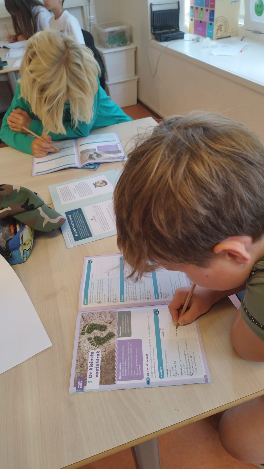 Blink lezen in groep 6 over de ecologische voetafdruk. 🦶🏻🌎