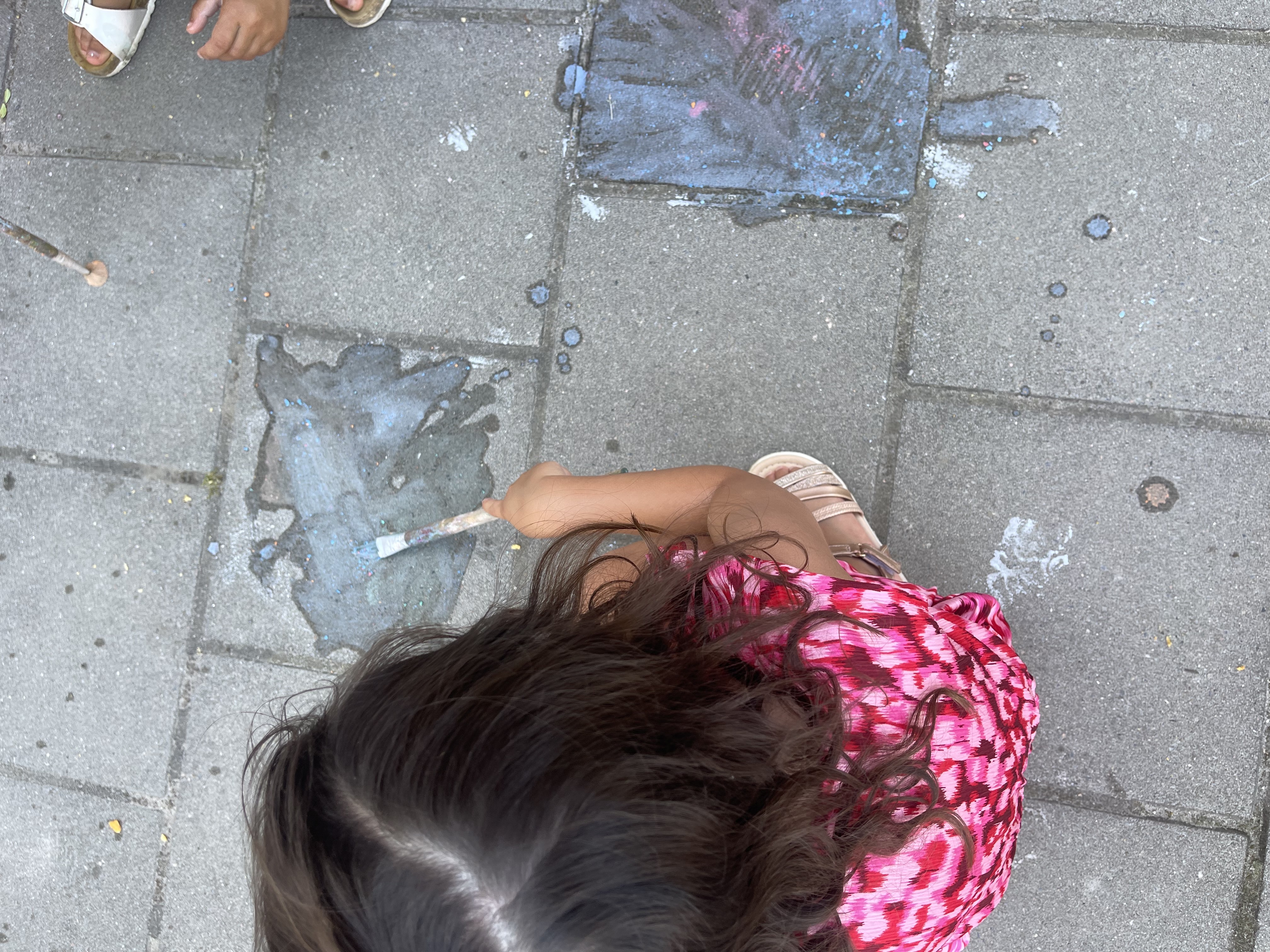 De peuters maken verf met stoepkrijt! 🎨