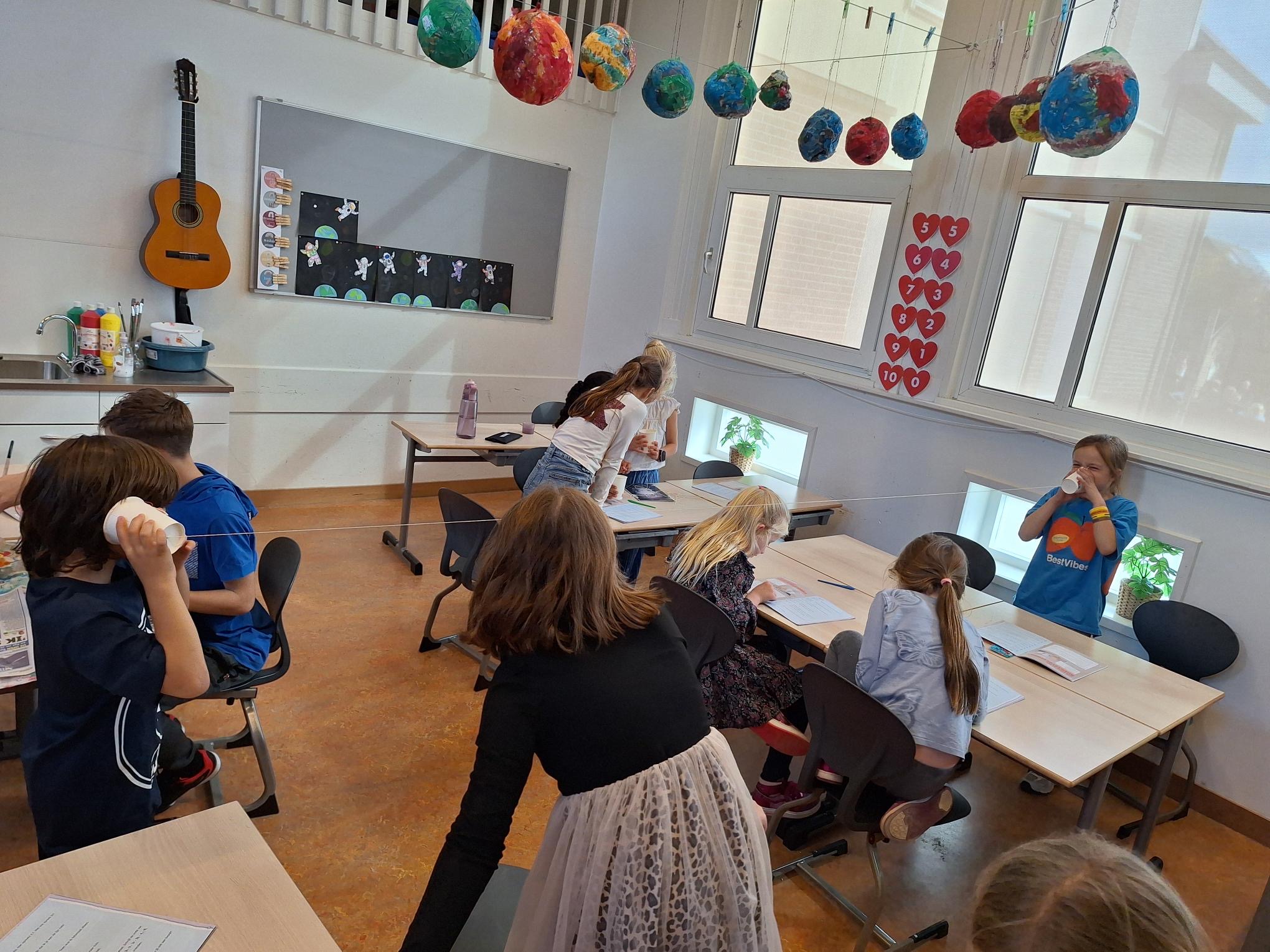 De groepen 4 maken planeten en ruimtetelefoons! 🚀🪐