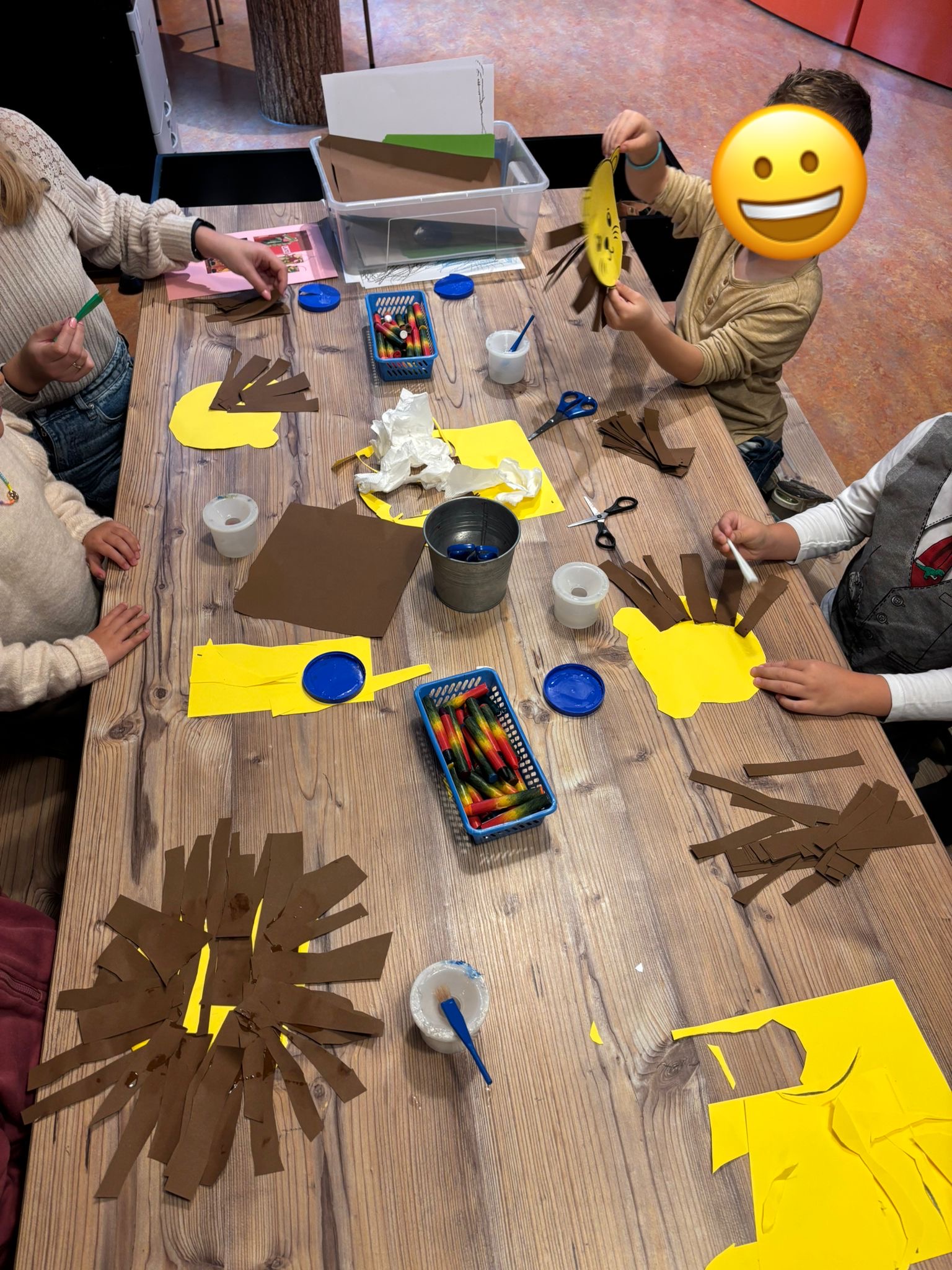 De kleuters zijn begonnen met hun lampionnen binnen het thema ‘Vol Avontuur’! 🚀