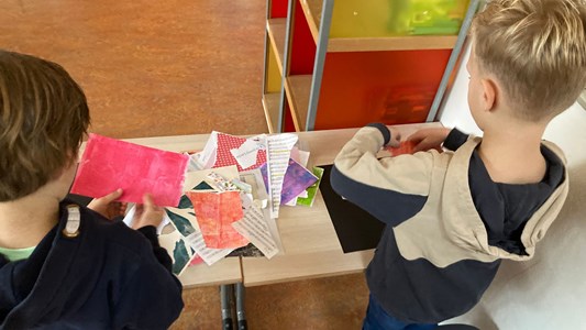 Gister kregen de groepen 3 heel bijzonder bezoek: er kwam een echte illustrator langs! ✍🏻