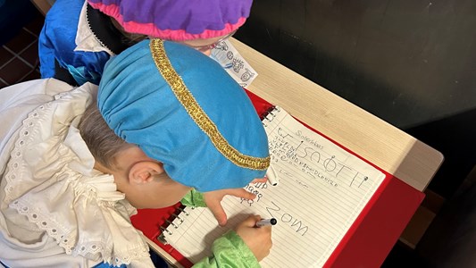 Sinterklaaspret: aan het schrijven in de kleuterklas ๐โ๐ป