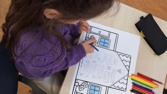 In de groepen 4 tekenen we onze eigen huizen. 🏠✍🏻