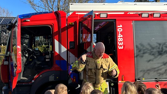 De kleutergroepen zijn gestart met het thema Hulpdiensten! 🚨🚒🧑🏻🚒🔥