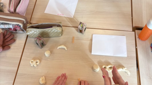 De groepen 7 zijn gestart met het nieuwe thema ‘Experimentele Keuken’. 🍞🥨