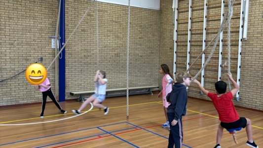 Lekker bewegen in groep 5! 🤸♀️⚽️🛝