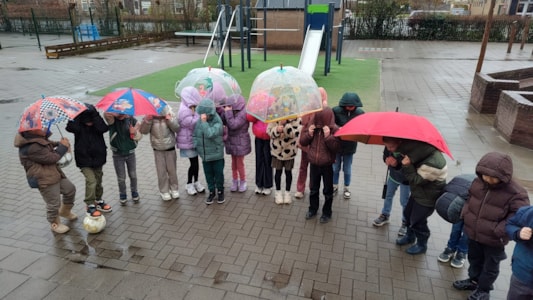 Een beetje regen.... Houdt groep 3 niet tegen! βοΈπ§οΈ