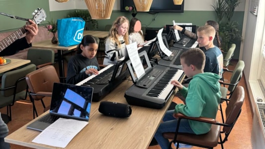 De muzieklessen in groep 6 zijn weer van start gegaan en wat een feest is het! 🎶✨