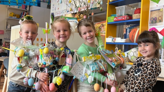 De kleutergroepen hebben prachtige Palmpasen stokken gemaakt! ✨