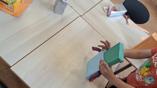 De kinderen in groep 4 ontwerpen en maken hun eigen robot. π€π¦Ύ