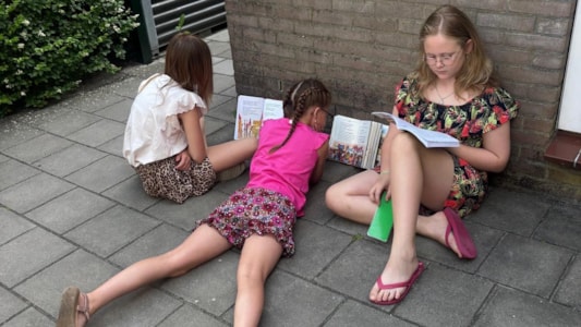 Groep 6 gaat lekker buiten lezen! βοΈπ
