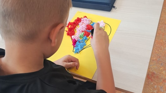 ๐จโจ In groep 3 zijn we druk aan de slag gegaan met onze eigen verjaardagskalender! ๐ฅณ๐