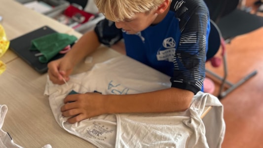Binnen het thema Duurzaam Design is groep 8 creatief aan de slag gegaan met het oppimpen van oude shirts. 👚👕